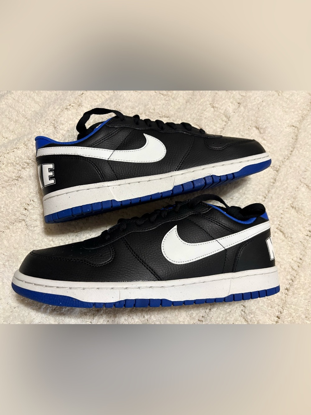 Nike Men’s Black White Sneakers with Blue Outsole. Nike big Nike low. Mens 12